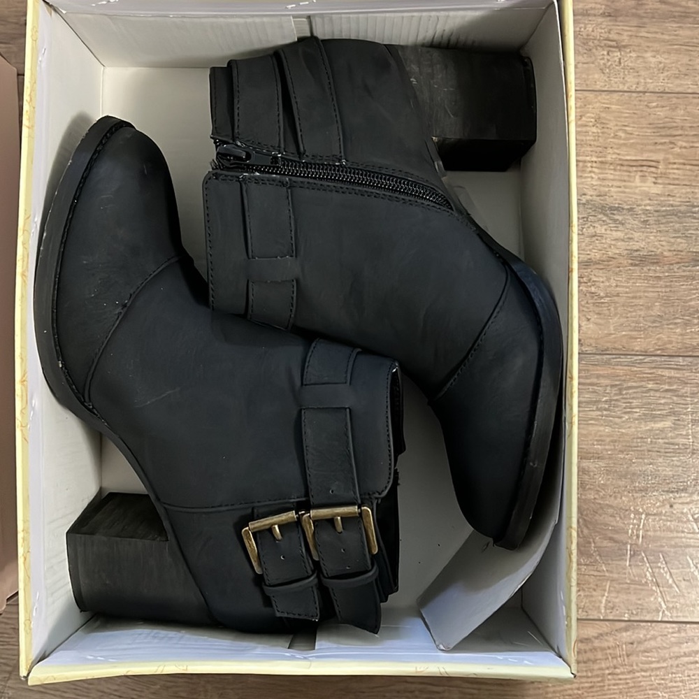 Restricted boots - Picture 5 of 5